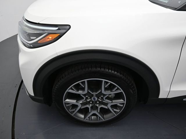 Certified 2025 Ford Explorer Platinum w/ Ultimate Package image 9