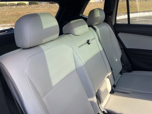 Used 2020 Volkswagen Tiguan SE R-Line image 32
