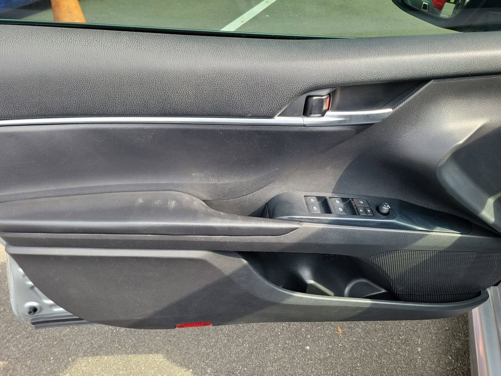 Used 2020 Toyota Camry SE FWD image 18