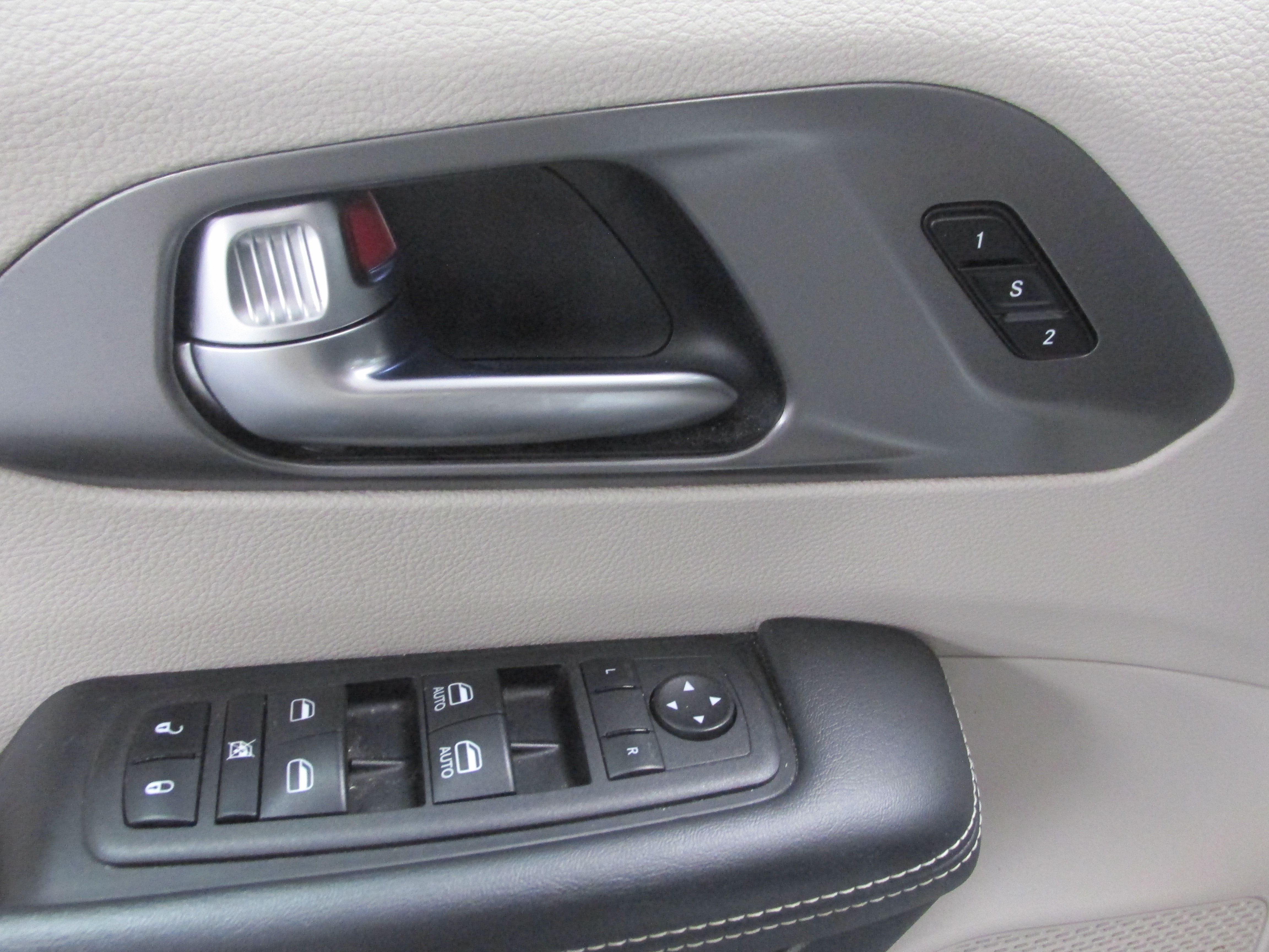 Used 2023 Chrysler Pacifica Touring-L FWD image 29