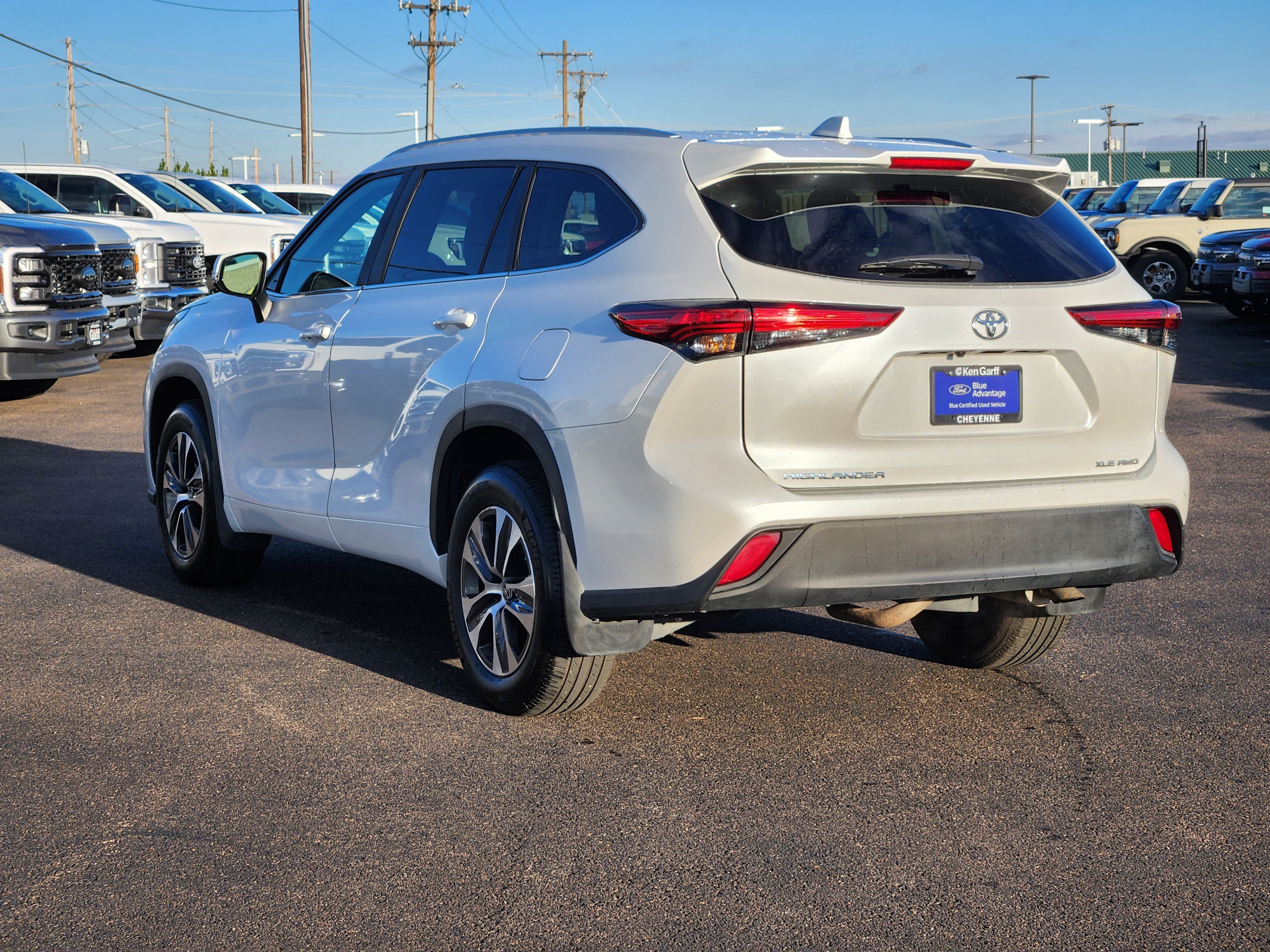 Used 2023 Toyota Highlander XLE AWD/4WD image 4