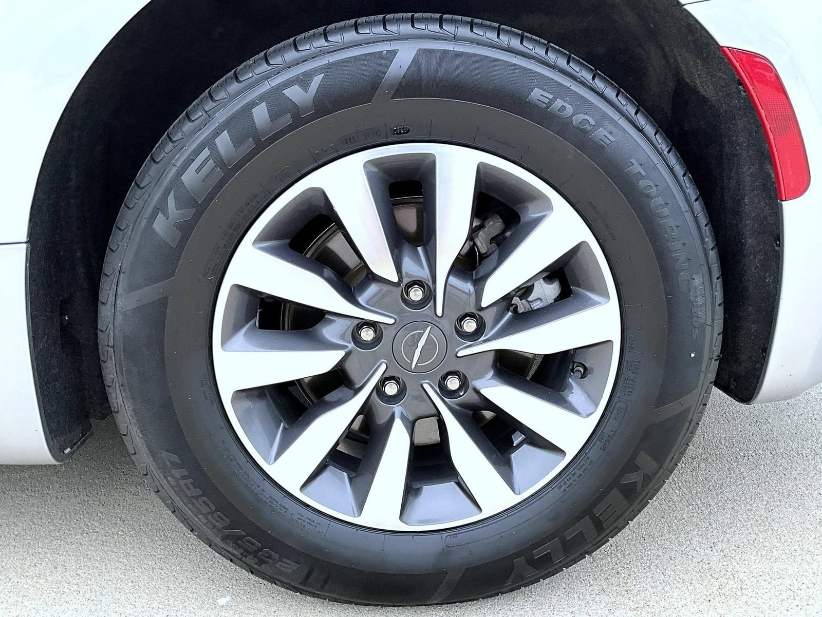 Used 2021 Chrysler Pacifica Touring-L FWD image 25