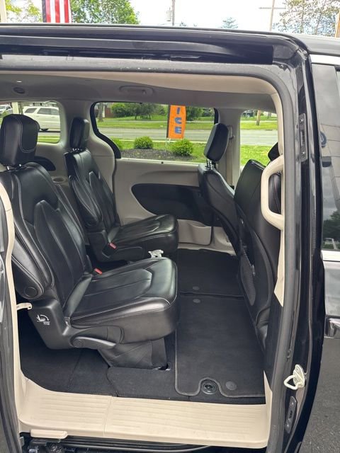 Used 2023 Chrysler Pacifica Touring-L FWD image 19