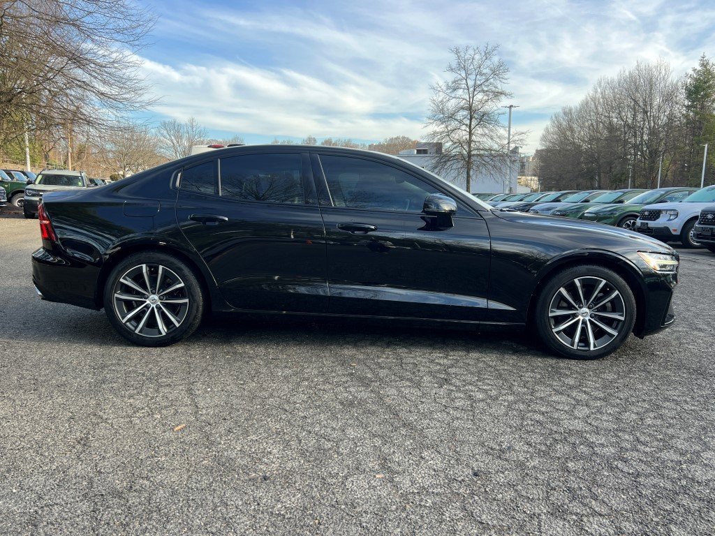 Used 2022 Volvo S60 B5 Momentum w/ Climate Package image 3