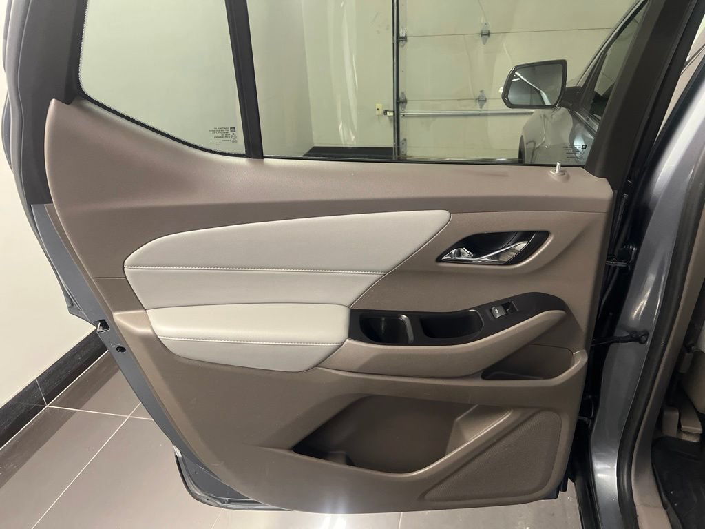 Used 2018 Chevrolet Traverse LT FWD image 31