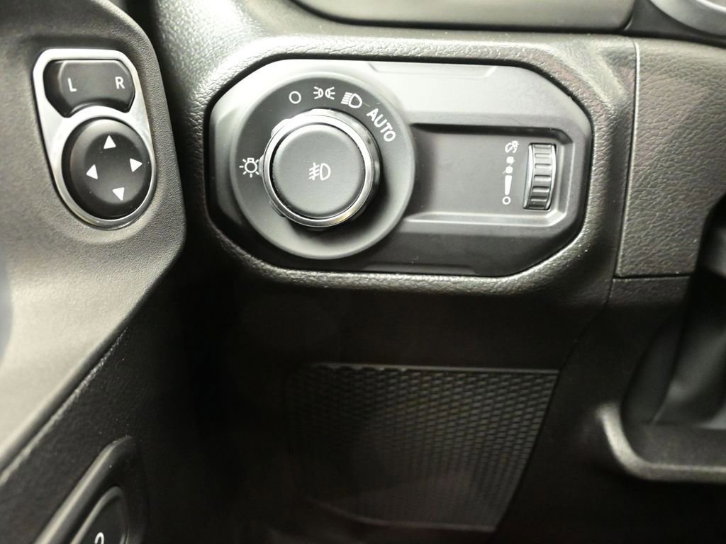 Used 2025 Jeep Wrangler Sahara image 18