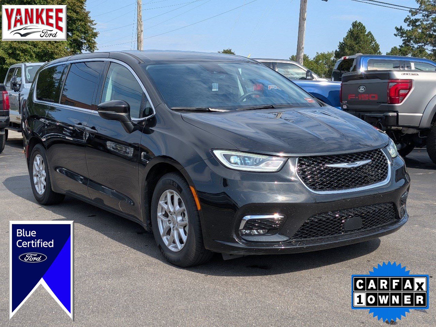 Used 2023 Chrysler Pacifica Touring-L FWD image 1