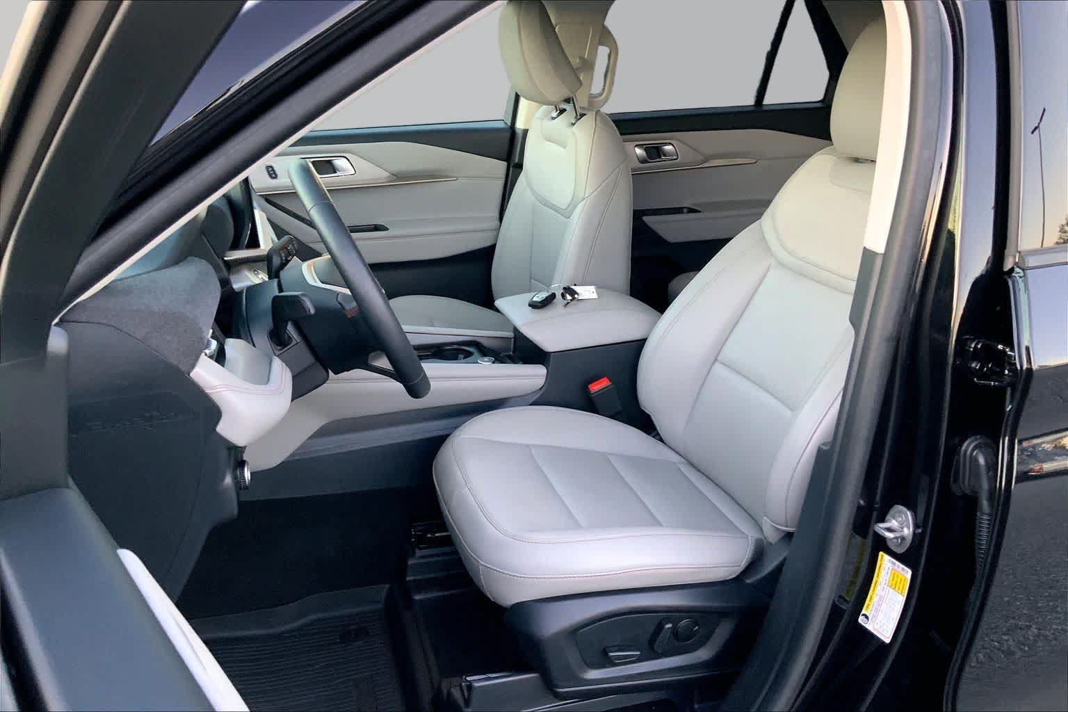 Certified 2025 Ford Explorer Active w/ Active Comfort Package RWD image 8