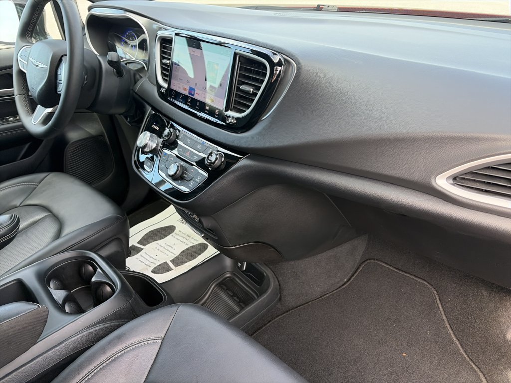 Used 2025 Chrysler Pacifica Select FWD image 32