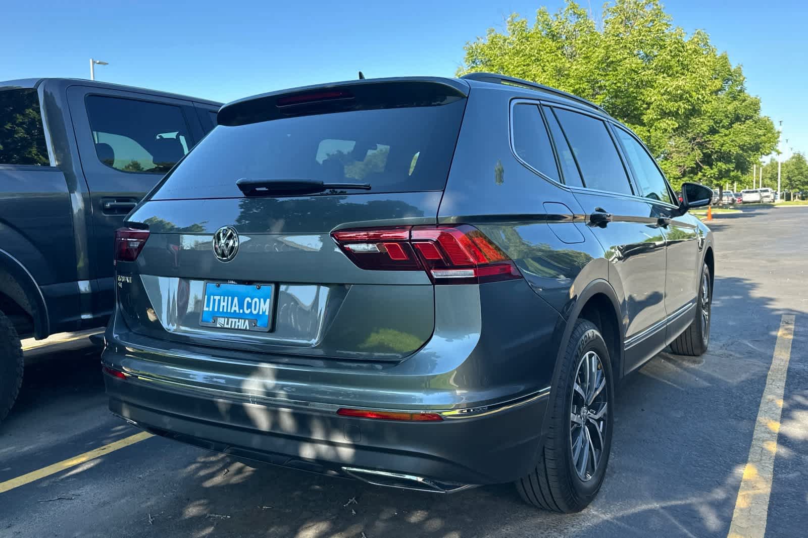Used 2020 Volkswagen Tiguan SE w/ Panoramic Sunroof Package FWD image 4