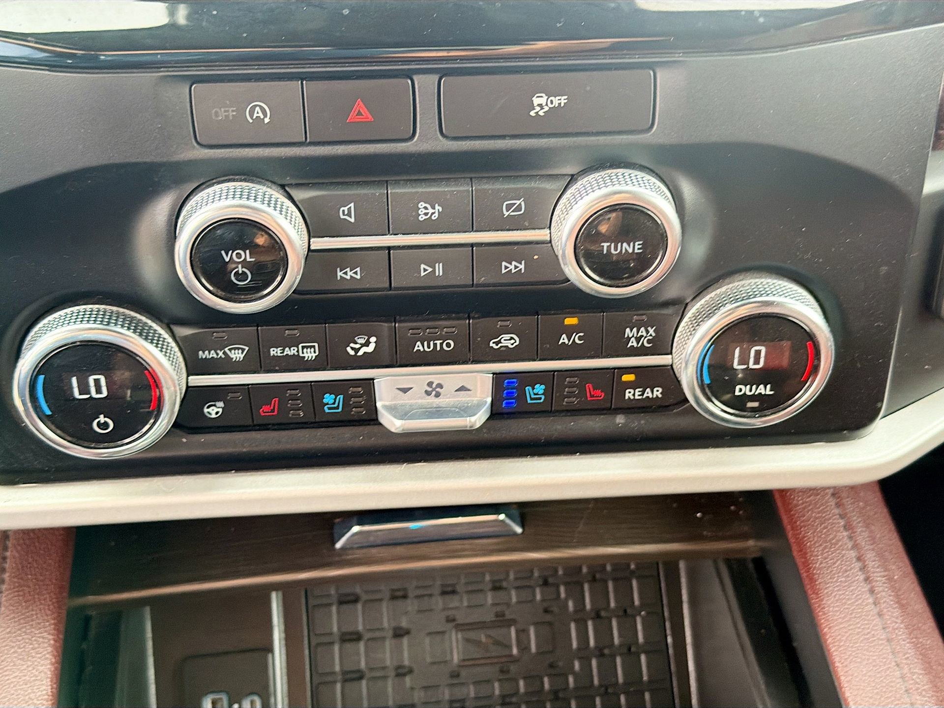 Certified 2023 Ford Expedition Limited image 17