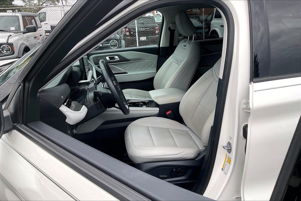 Certified 2025 Ford Explorer Platinum w/ Ultimate Package AWD/4WD image 24