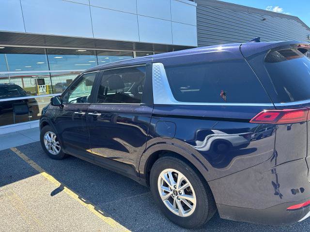 Used 2023 Kia Carnival LX FWD image 3