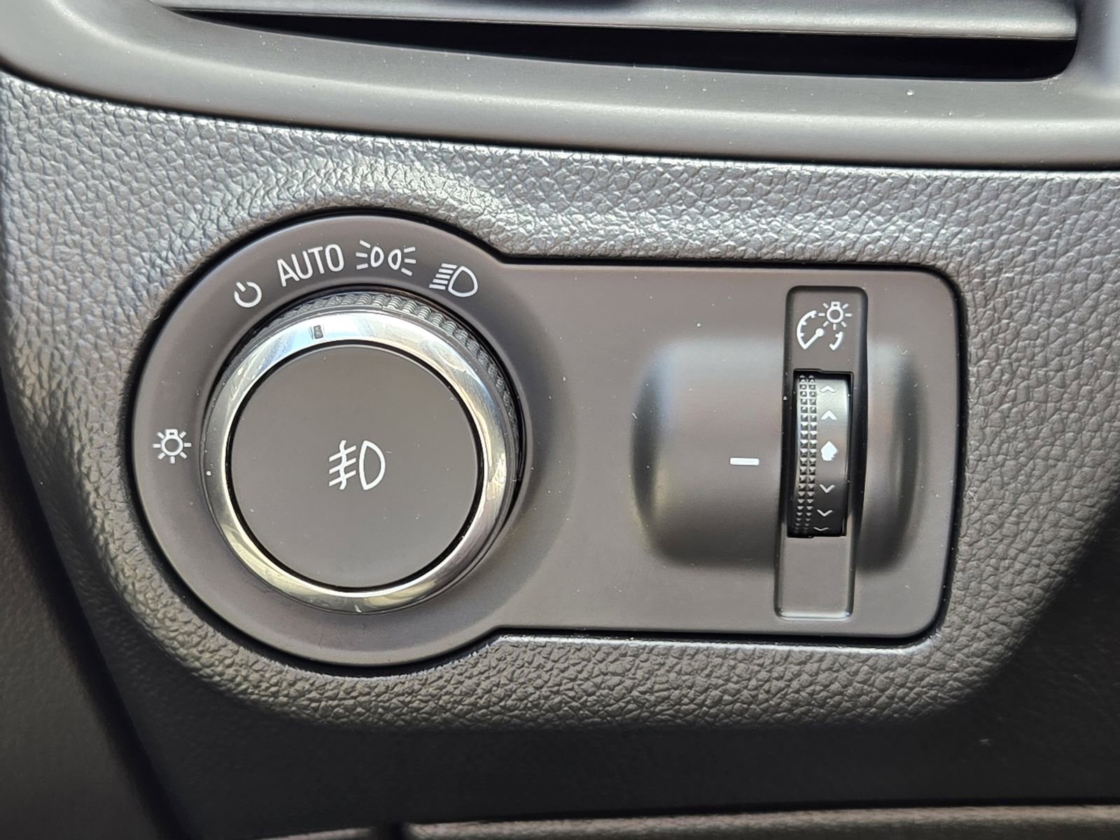 Used 2019 Buick Envision Essence FWD image 18