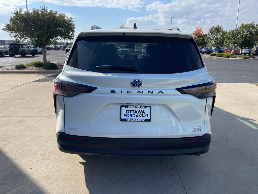 Used 2023 Toyota Sienna XLE AWD/4WD image 6