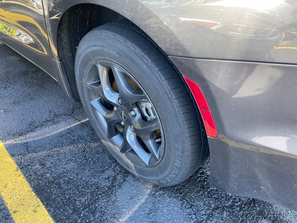 Used 2019 Chrysler Pacifica Touring-L Plus w/ Advanced Safetytec Group FWD image 4