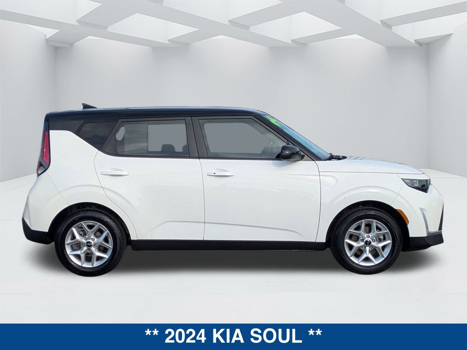 Used 2024 Kia Soul S image 3