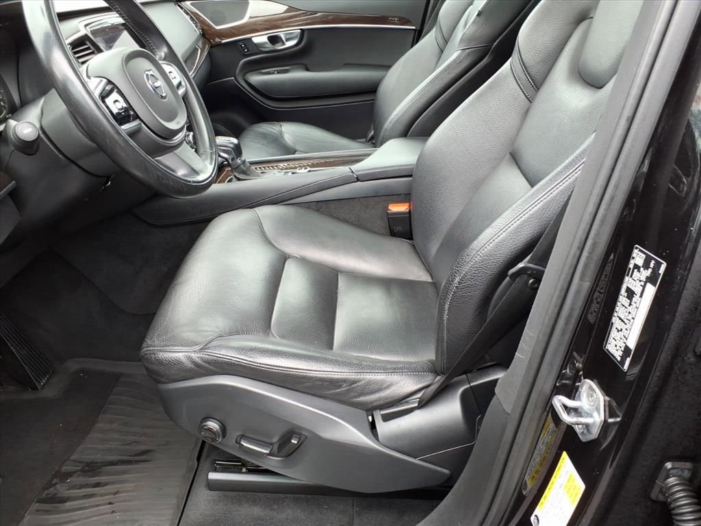 Used 2017 Volvo XC90 T6 Momentum w/ Vision Package image 16