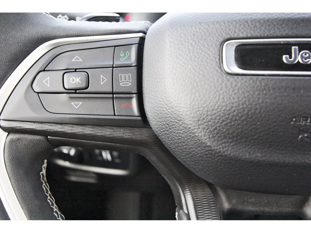 Used 2025 Jeep Grand Cherokee Altitude RWD image 19