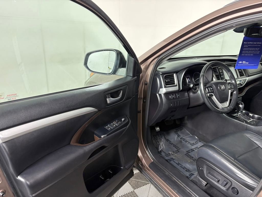 Used 2017 Toyota Highlander XLE image 12