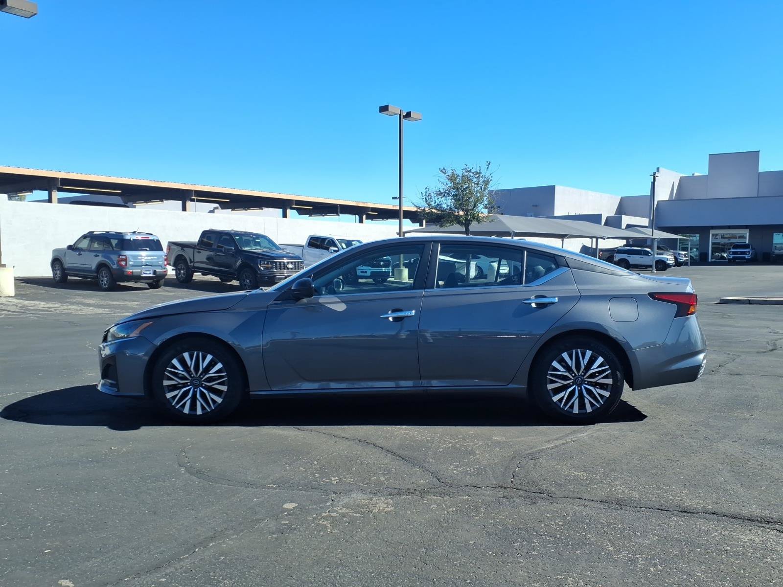 Used 2025 Nissan Altima 2.5 SV FWD image 2