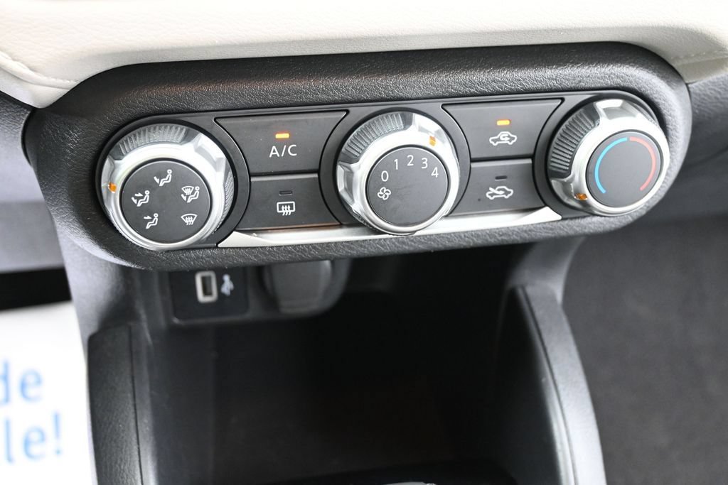 Used 2022 Nissan Versa SV FWD image 11