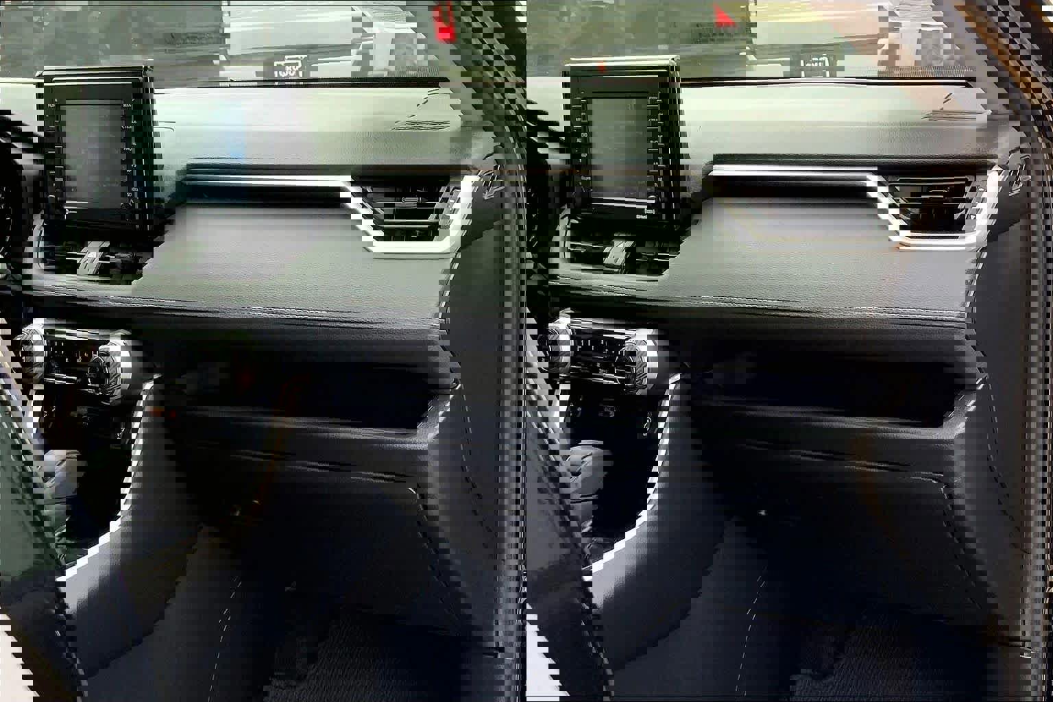 Used 2020 Toyota RAV4 XLE image 18