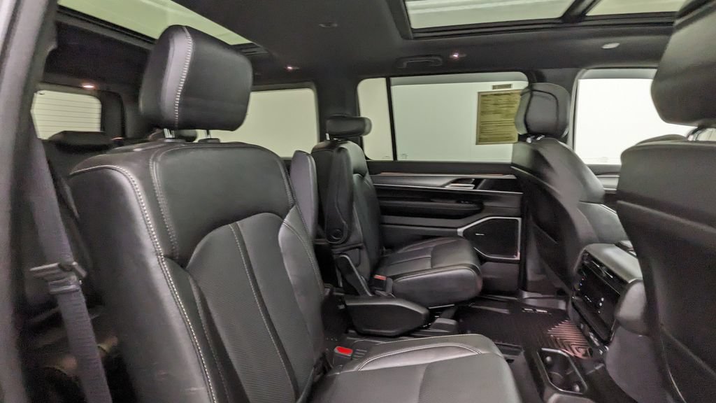 Used 2023 Jeep Wagoneer Series II AWD/4WD image 41