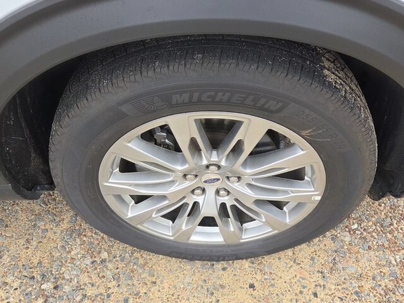 Certified 2025 Ford Explorer Platinum RWD image 17