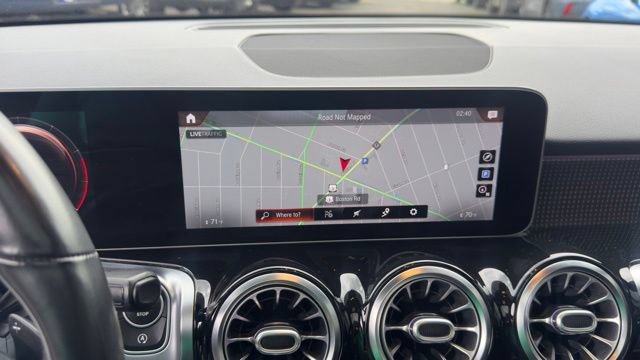 Used 2021 Mercedes-Benz GLB 250 4MATIC w/ Premium Package image 13