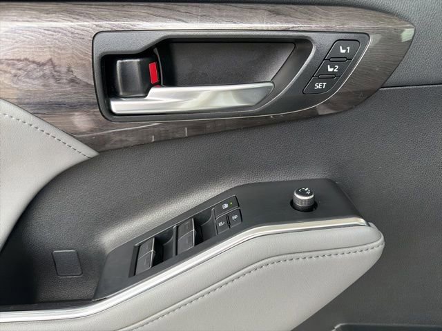 Used 2021 Toyota Highlander Limited FWD image 13