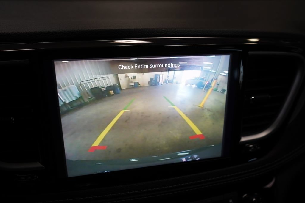 Used 2025 Chrysler Pacifica Limited FWD image 40