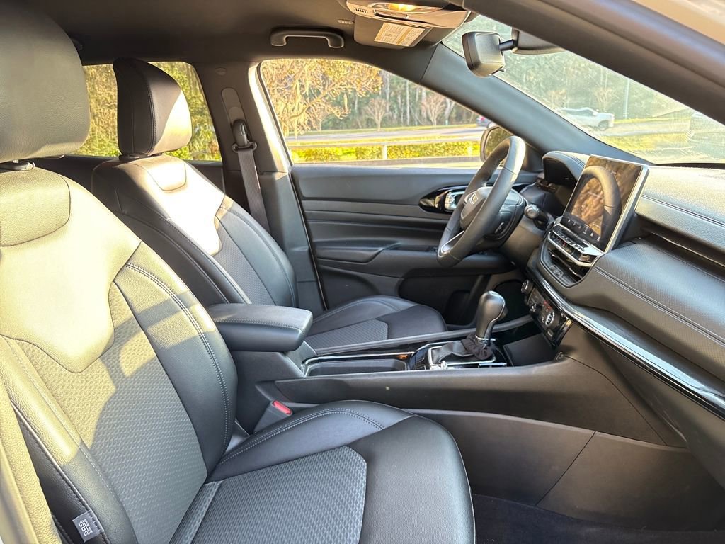 Used 2025 Jeep Compass Latitude w/ Altitude Special Edition image 27