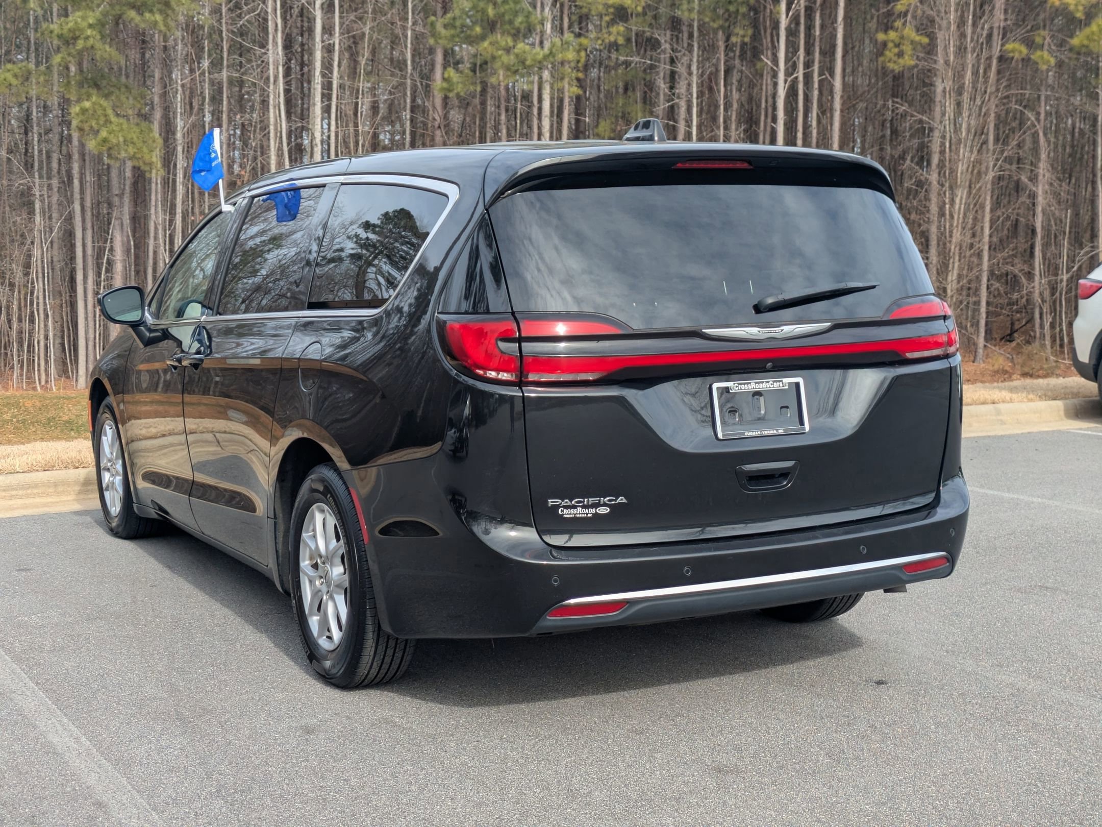 Used 2023 Chrysler Pacifica Touring-L image 2