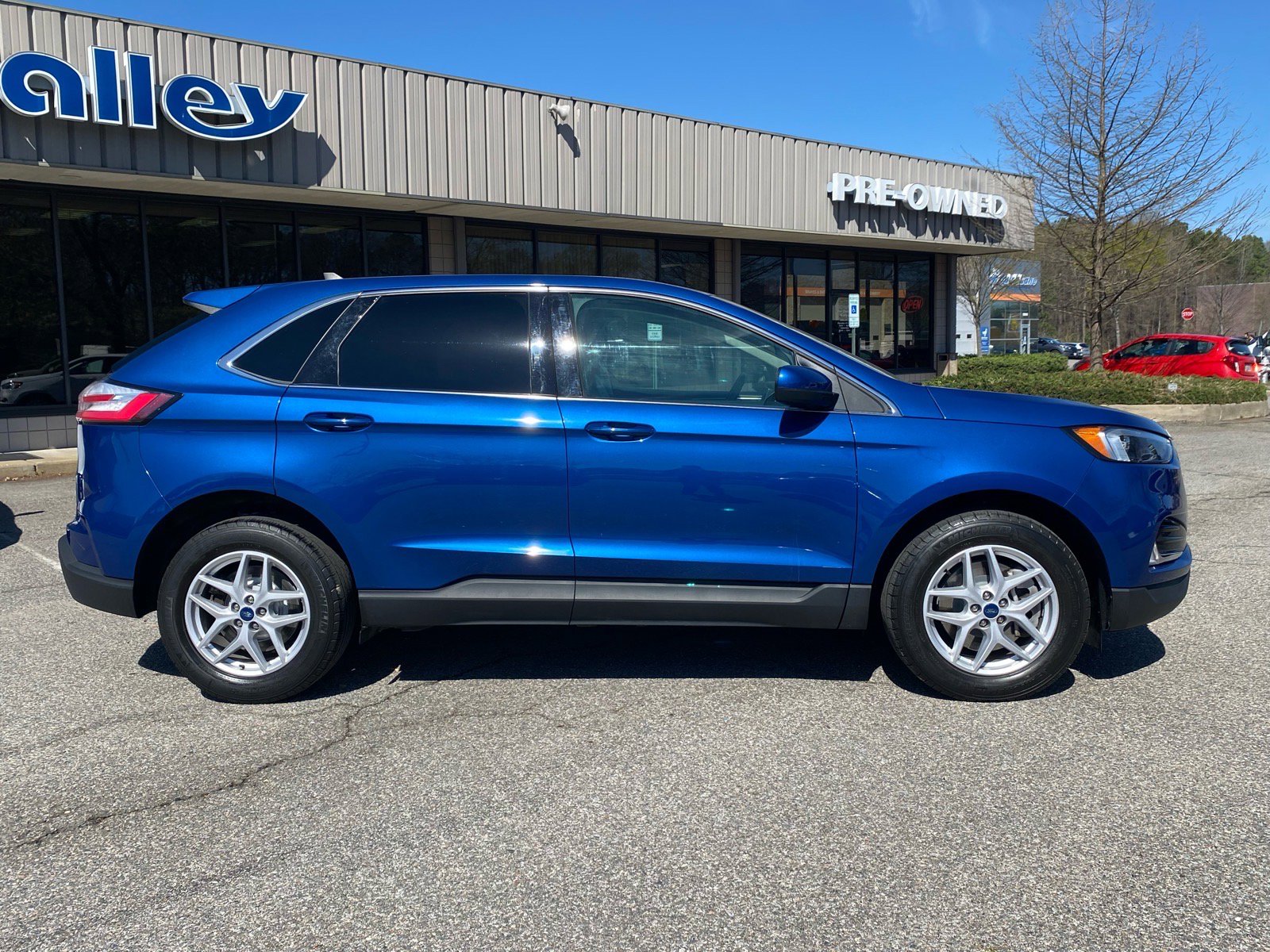 Certified 2022 Ford Edge SEL w/ Convenience Package AWD/4WD image 3