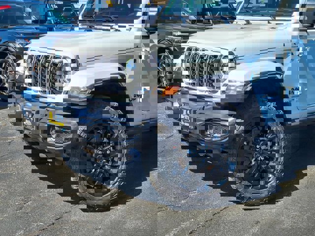 Used 2025 Jeep Gladiator Sport AWD/4WD image 2