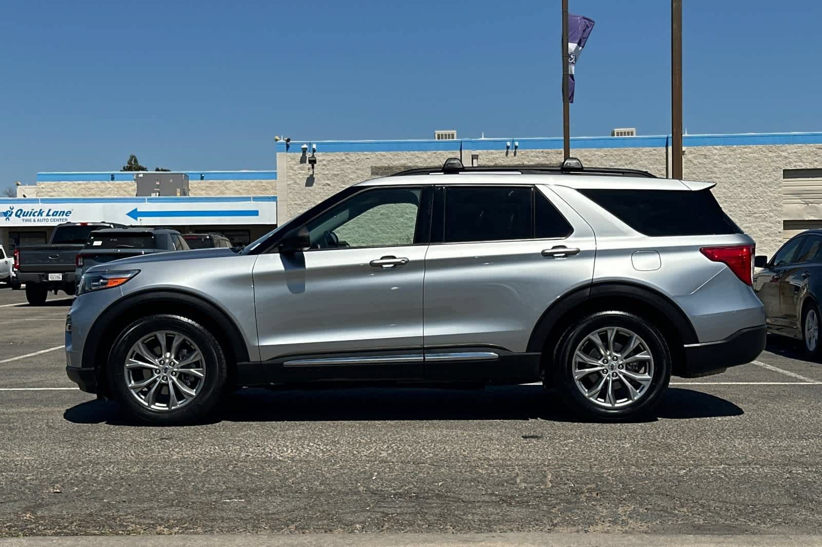 Certified 2022 Ford Explorer XLT w/ Equipment Group 202A RWD image 6