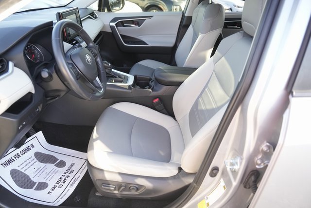 Used 2020 Toyota RAV4 XLE Premium image 9
