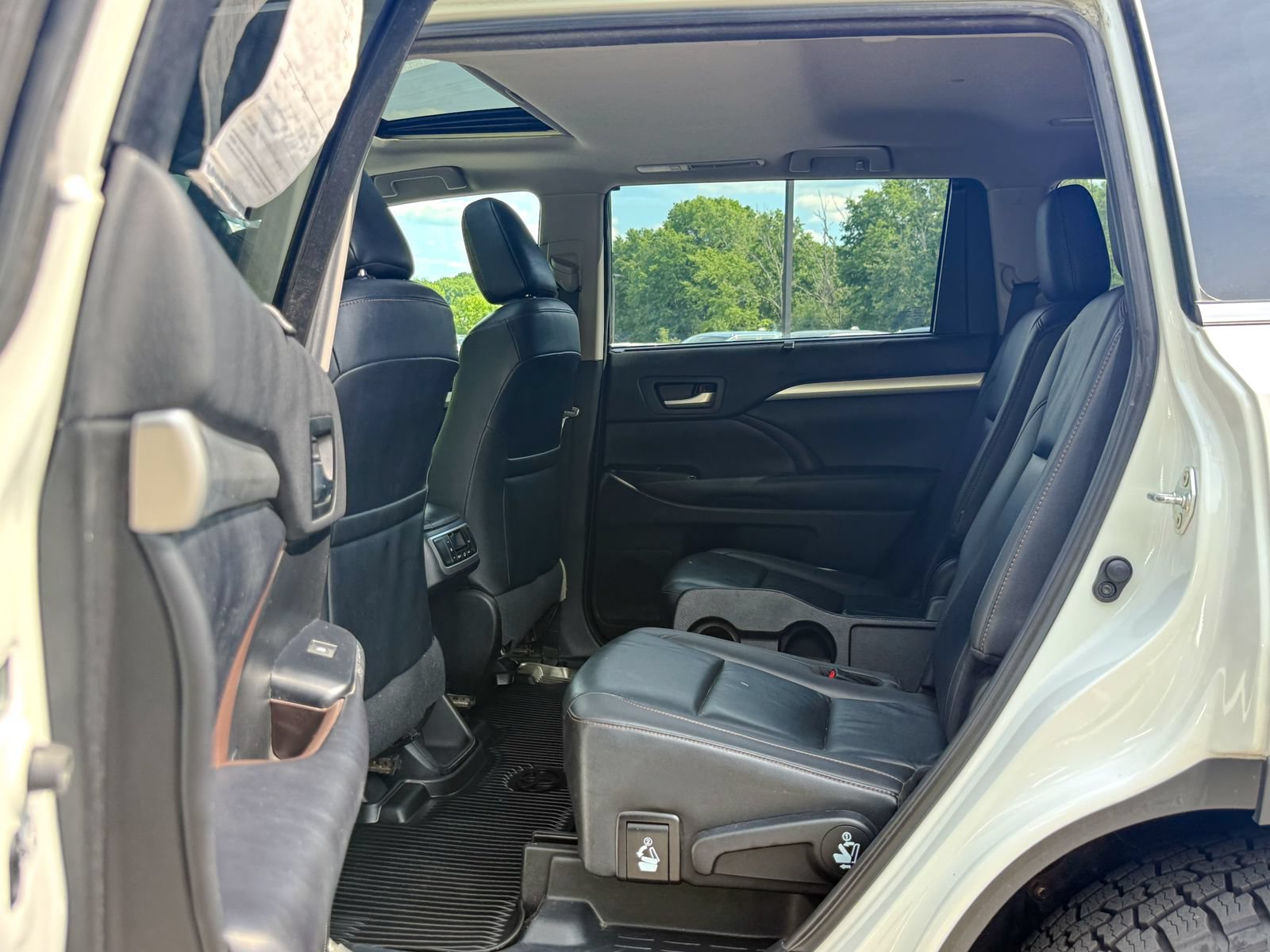 Used 2019 Toyota Highlander XLE AWD/4WD image 17