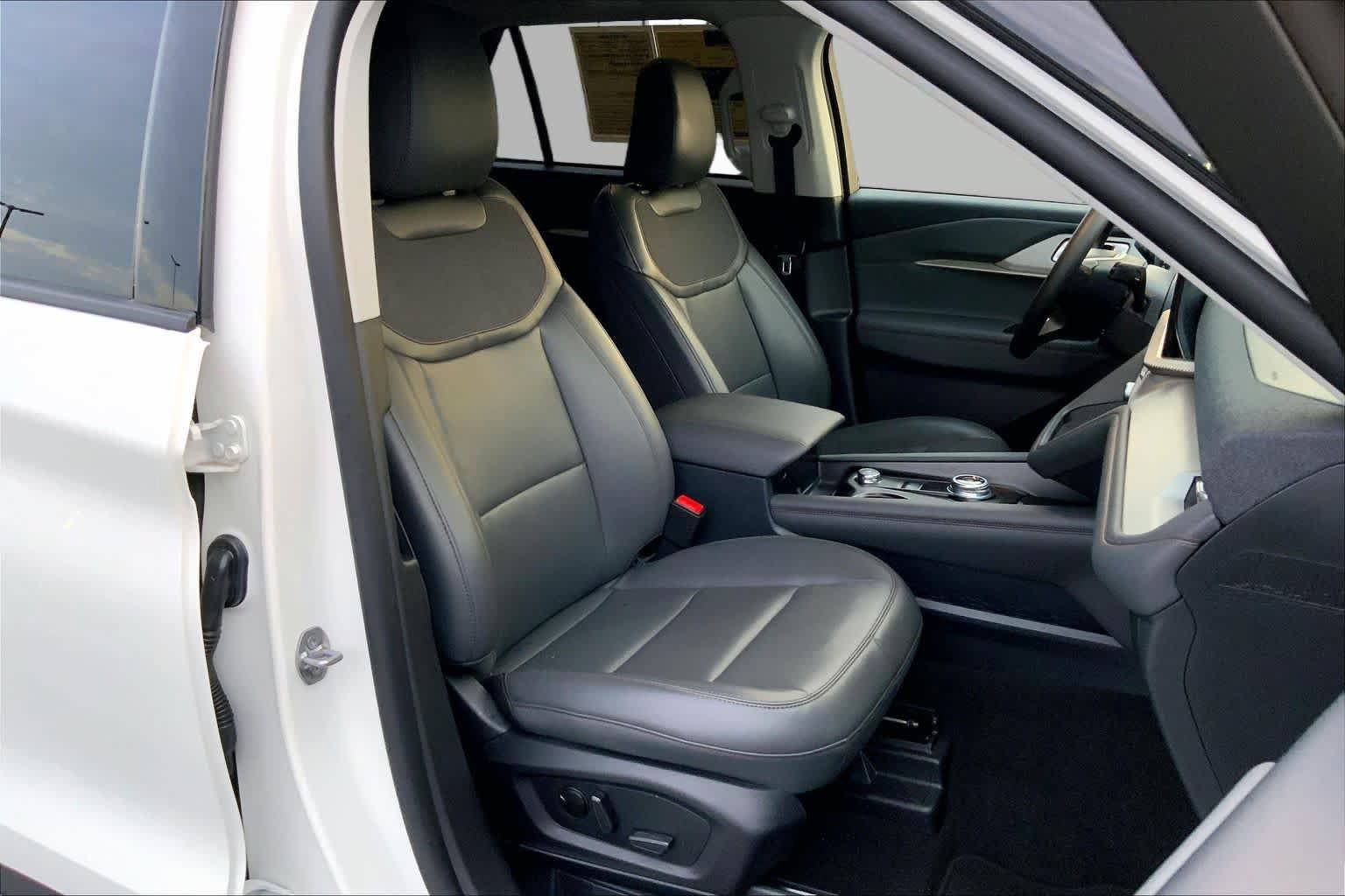 Certified 2025 Ford Explorer Active w/ Active Comfort Package RWD image 9