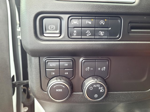Used 2024 Chevrolet Suburban Z71 w/ Luxury Package AWD/4WD image 17