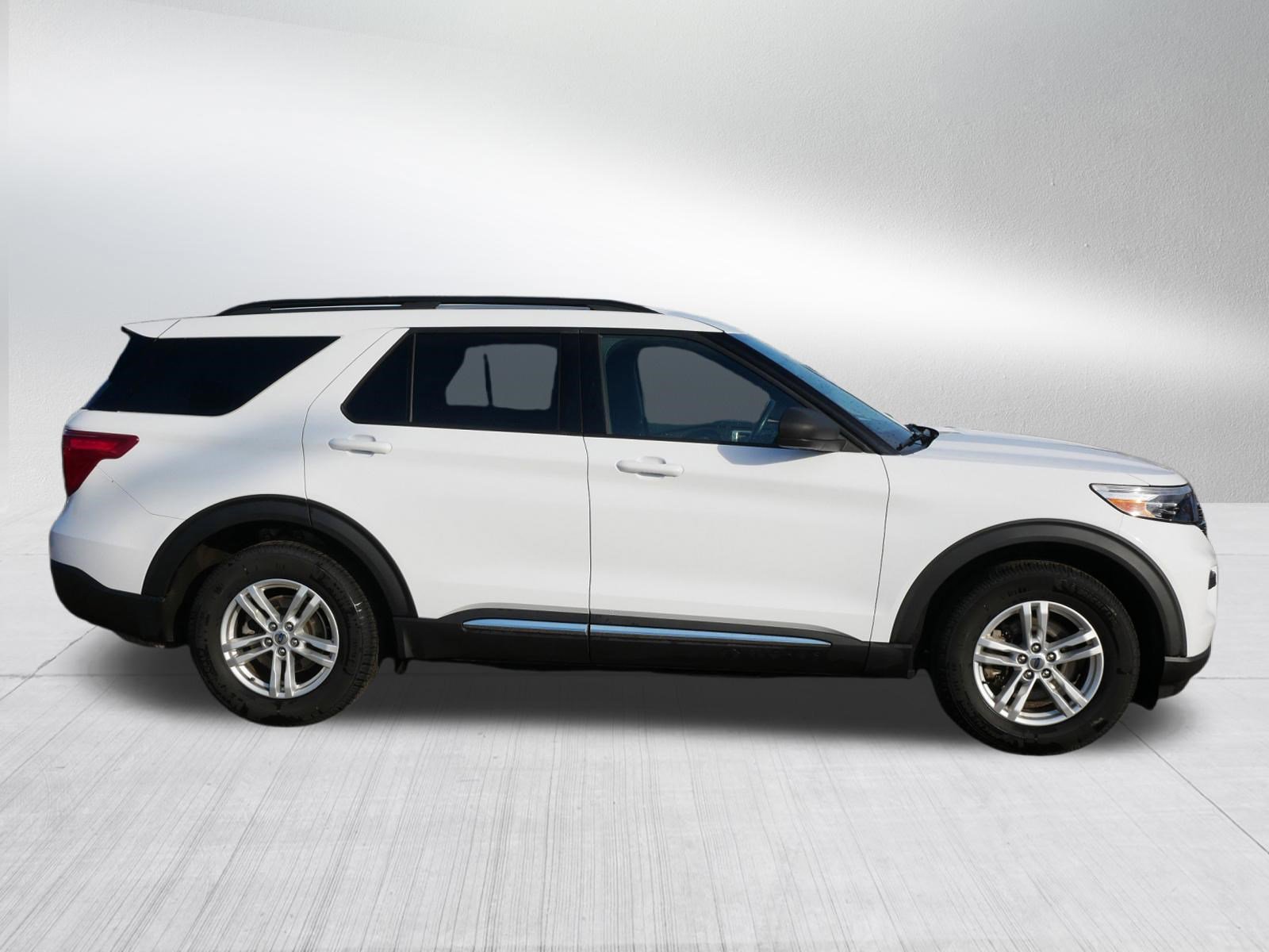 Certified 2020 Ford Explorer XLT w/ Cold Weather Package AWD/4WD image 8
