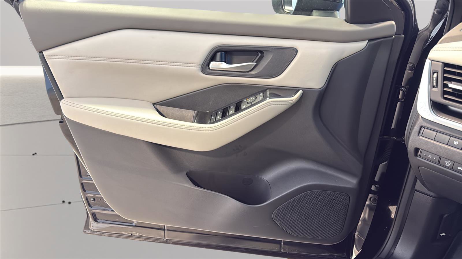 Used 2024 Nissan Rogue SV w/ SV Premium Package FWD image 21