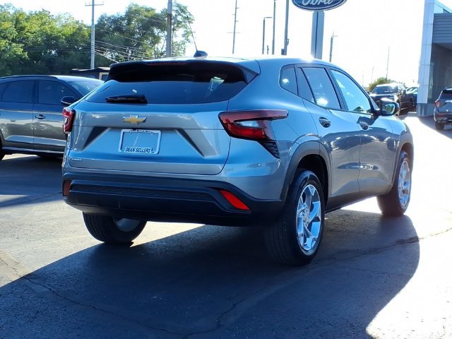 Used 2024 Chevrolet Trax LS w/ LS Convenience Package FWD image 4