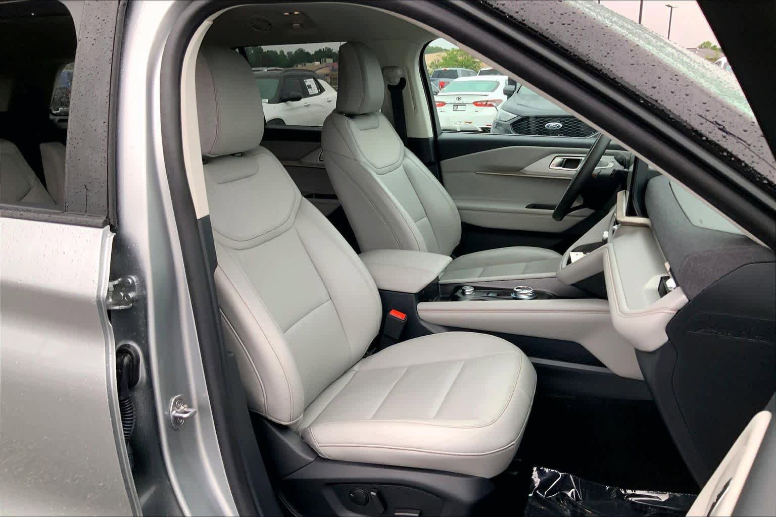 Certified 2025 Ford Explorer Active w/ Active Comfort Package RWD image 9