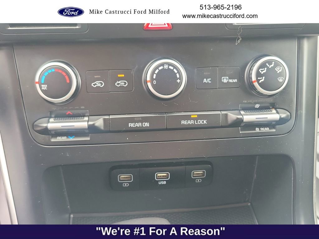 Used 2023 Kia Carnival LX FWD image 17