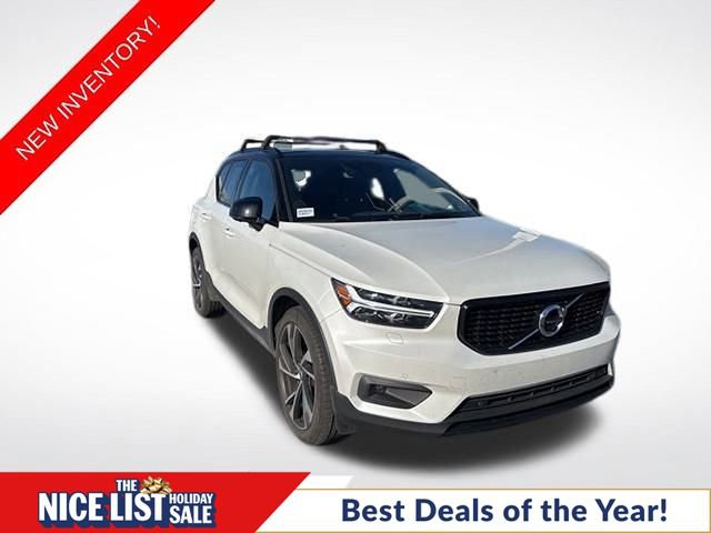 Used 2022 Volvo XC40 T5 R-Design w/ Advanced Package image 1