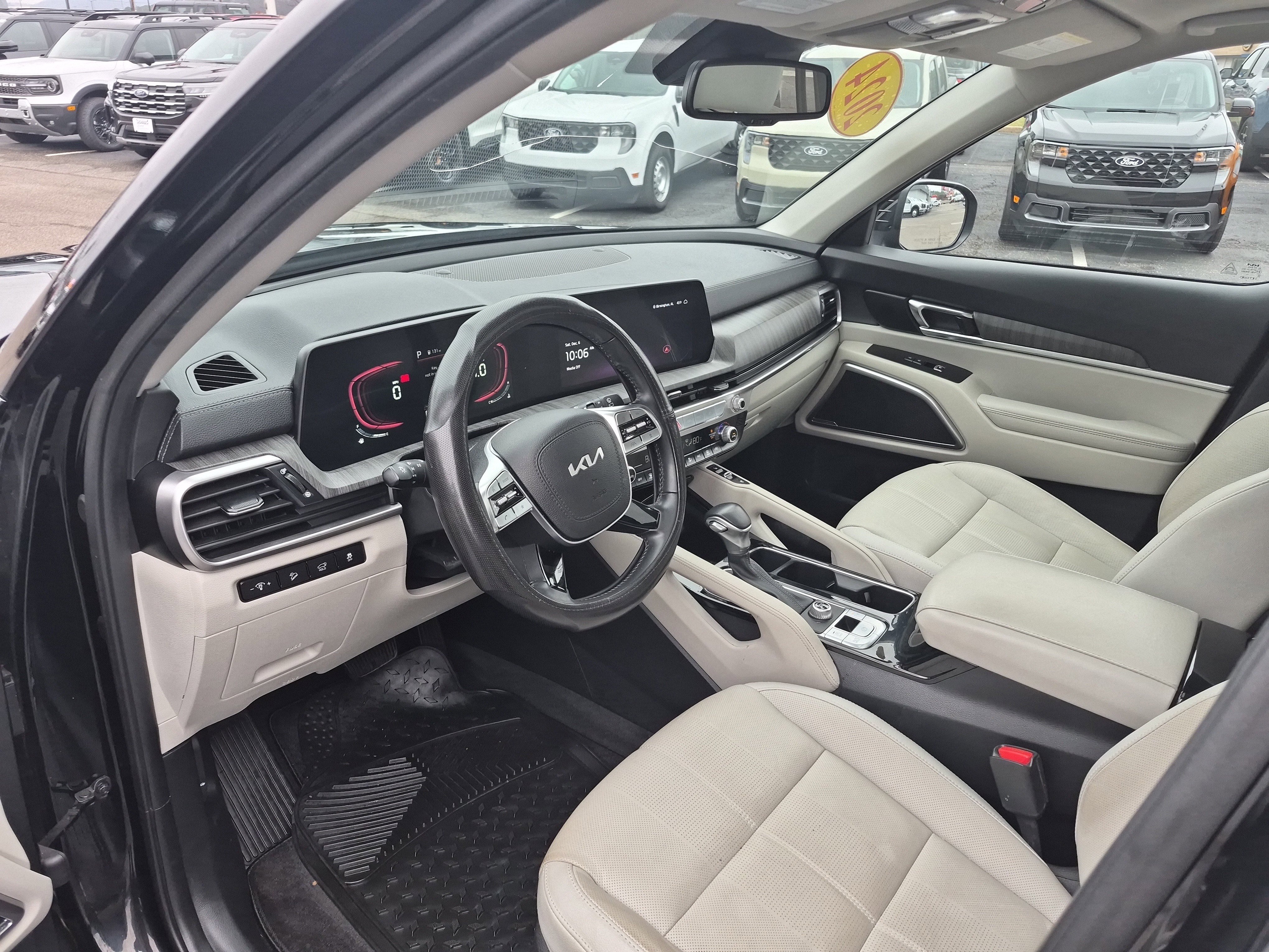 Used 2024 Kia Telluride EX w/ EX Captain's Chair Package image 13