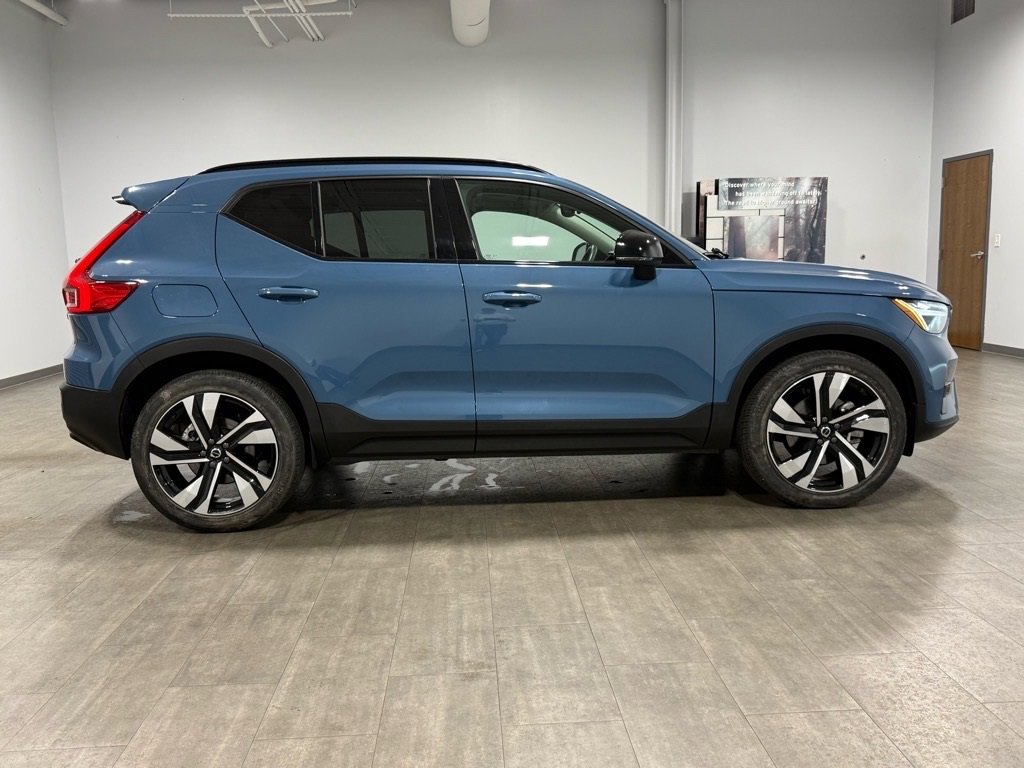 Used 2023 Volvo XC40 B5 Plus w/ Protection Package Premier image 3