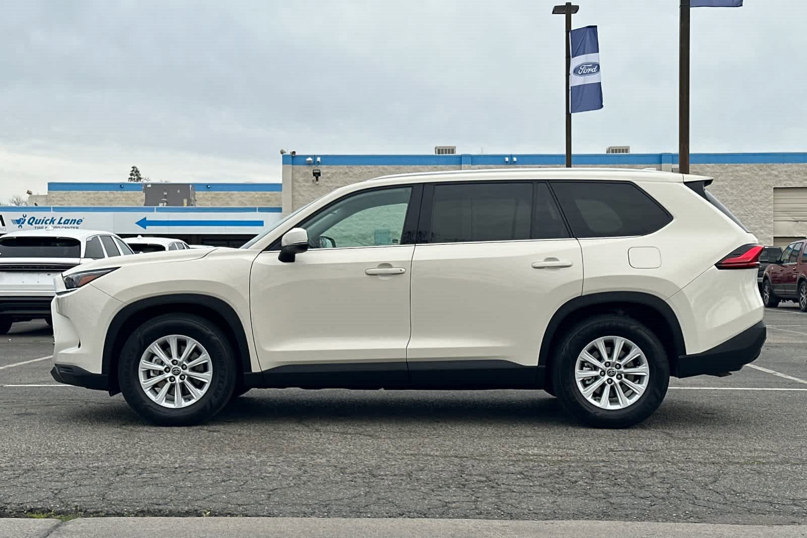 Used 2024 Toyota Grand Highlander XLE image 2